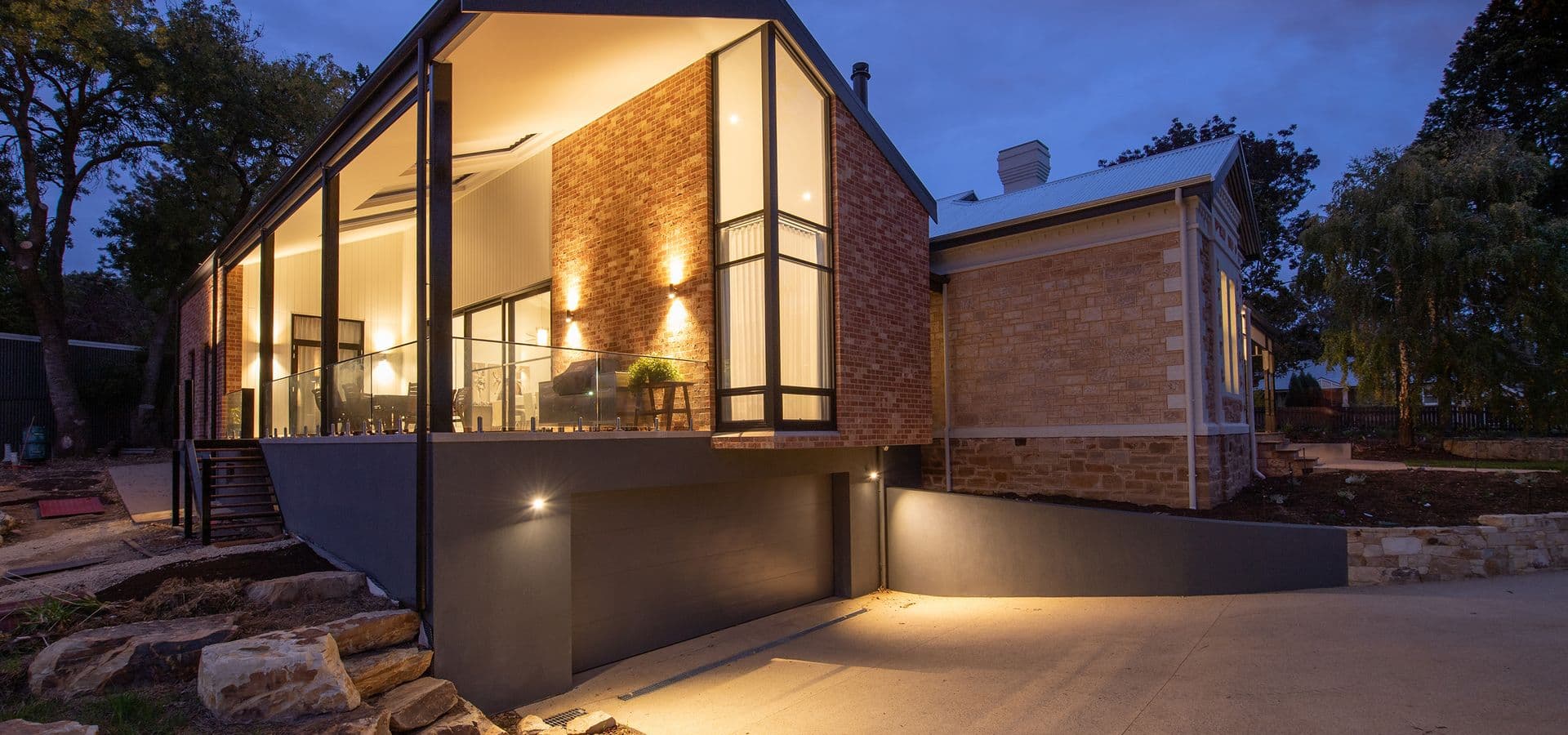 Fachada residencial iluminada ao entardecer